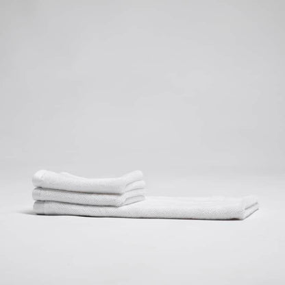 Luxurious organic cotton bath sheet. Highly absorbent, quick-drying, and extra-large (90 x 170 cm). Eco-friendly and durable. Order now for ultimate comfort!